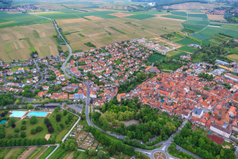 Vue aérienne de Rue Gaibacher à Volkach dans le département Bavière, Allemagne
