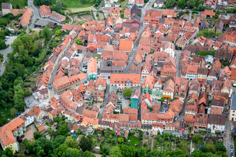Vue aérienne de Quartier de la vieille ville et centre-ville à Volkach dans le département Bavière, Allemagne