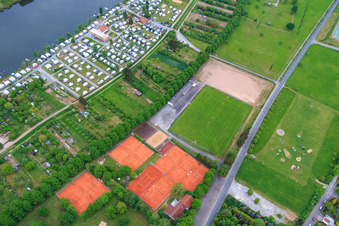 Vue aérienne de Club de tennis Volkach et VfL Volkach à Volkach dans le département Bavière, Allemagne