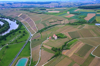 Vue aérienne de Église de pèlerinage de Maria im Weingarten à Volkach dans le département Bavière, Allemagne