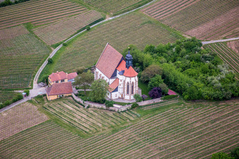 Vue aérienne de Chapelle de l'église de pèlerinage Maria im Weingarten à Volkach dans le département Bavière, Allemagne