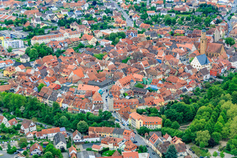 Vue aérienne de Vieille ville vue du nord-ouest à Volkach dans le département Bavière, Allemagne