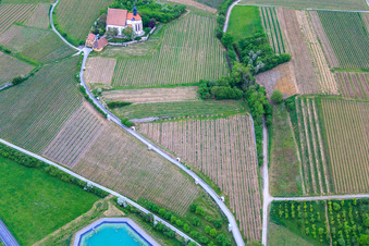 Vue aérienne de Mater dolorosa - Pèlerinage à la chapelle de pèlerinage Maria im Weingarten à Volkach dans le département Bavière, Allemagne