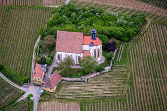 Vue aérienne de Chapelle de l'église de pèlerinage Maria im Weingarten à Volkach dans le département Bavière, Allemagne