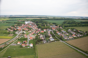 Vue aérienne de Quartier Gaibach in Volkach dans le département Bavière, Allemagne