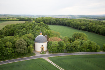 Vue aérienne de Église de la Croix sur la Schweinfurter Straße à le quartier Gaibach in Volkach dans le département Bavière, Allemagne