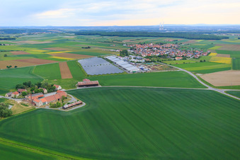 Vue aérienne de Et l'école canine Möller à le quartier Wadenbrunn in Kolitzheim dans le département Bavière, Allemagne