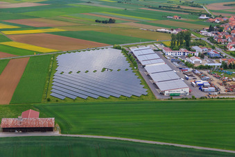 Vue aérienne de Système d'énergie solaire pour espaces ouverts de BELECTRIC GmbH à le quartier Wadenbrunn in Kolitzheim dans le département Bavière, Allemagne