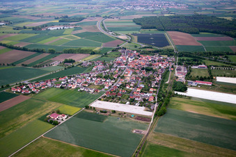 Vue aérienne de Vue des rues et des maisons dans les quartiers résidentiels à le quartier Alitzheim in Sulzheim dans le département Bavière, Allemagne