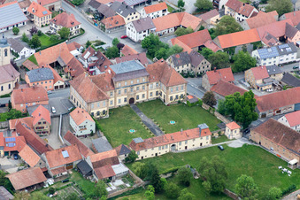 Vue aérienne de Château et Restaurant Sulzheim à Sulzheim dans le département Bavière, Allemagne