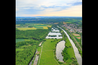 Vue aérienne de Baie de Schonunger avec lacs sur le Main à Schonungen dans le département Bavière, Allemagne