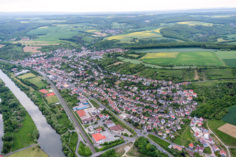 Vue aérienne de Les rives du Main à Schonungen dans le département Bavière, Allemagne