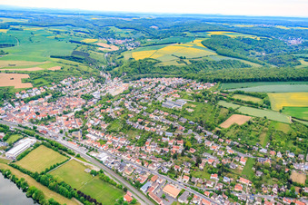 Vue aérienne de Vue de la ville sur le Main depuis le sud à Schonungen dans le département Bavière, Allemagne