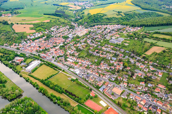 Vue aérienne de Vue de la ville sur le Main depuis le sud à Schonungen dans le département Bavière, Allemagne