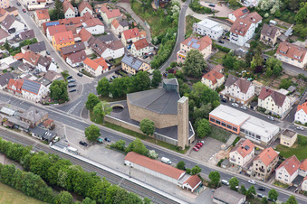 Vue aérienne de Église évangélique à Schonungen dans le département Bavière, Allemagne