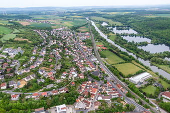 Vue aérienne de Les rives du Main à Schonungen dans le département Bavière, Allemagne