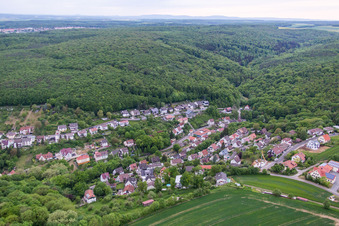 Vue aérienne de Rue Henneberg à le quartier Mainberg in Schonungen dans le département Bavière, Allemagne