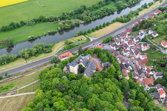 Vue aérienne de Château Mainberg à le quartier Mainberg in Schonungen dans le département Bavière, Allemagne