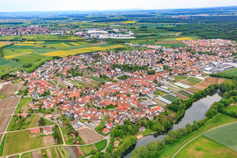 Vue aérienne de Vue du lac de baignade depuis le nord à Sennfeld dans le département Bavière, Allemagne