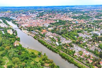 Vue aérienne de Rive principale du fleuve avec gare à Schweinfurt dans le département Bavière, Allemagne