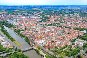 Vue aérienne de Maxbrücke sur le Main et le centre-ville à Schweinfurt dans le département Bavière, Allemagne