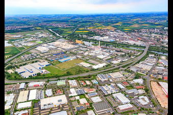 Vue aérienne de Zone industrielle Hafen West avec l'usine SKF GmbH 3, l'usine ZF Friedrichshafen Sud et GKS à Schweinfurt dans le département Bavière, Allemagne