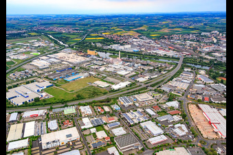 Vue aérienne de Zone industrielle Hafen West avec l'usine SKF GmbH 3, l'usine ZF Friedrichshafen Sud et GKS à Schweinfurt dans le département Bavière, Allemagne