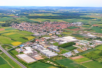 Vue aérienne de Zone industrielle Industriestraße avec PABST, entrepôt régional EDEKA et Mainfrucht GmbH & Co. KG à Gochsheim dans le département Bavière, Allemagne