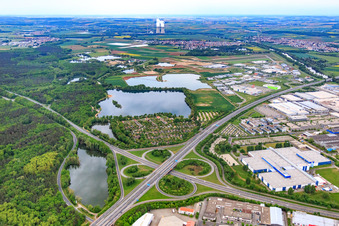 Vue aérienne de Plage de Baggersee à la sortie Schweinfurt-Zentrum de l'A70 à Schweinfurt dans le département Bavière, Allemagne