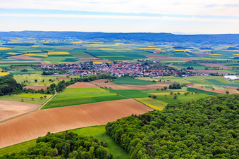 Vue aérienne de Vue du village depuis le sud à Aidhausen dans le département Bavière, Allemagne