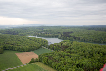 Vue aérienne de Ellertshäuser See à le quartier Altenmünster in Stadtlauringen dans le département Bavière, Allemagne