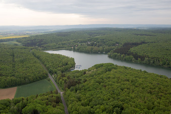Vue aérienne de Ellertshäuser See à le quartier Altenmünster in Stadtlauringen dans le département Bavière, Allemagne