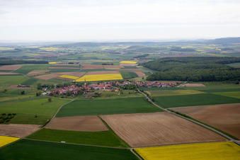 Vue aérienne de Du sud à le quartier Altenmünster in Stadtlauringen dans le département Bavière, Allemagne