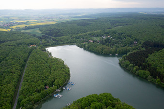 Vue oblique de Ellertshäuser See à le quartier Altenmünster in Stadtlauringen dans le département Bavière, Allemagne