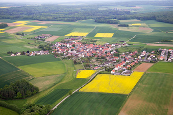 Vue aérienne de Quartier Ebertshausen in Üchtelhausen dans le département Bavière, Allemagne