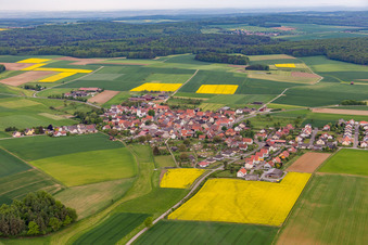 Vue aérienne de Quartier Ebertshausen in Üchtelhausen dans le département Bavière, Allemagne