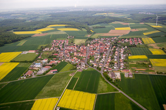 Vue aérienne de Quartier Hesselbach in Üchtelhausen dans le département Bavière, Allemagne