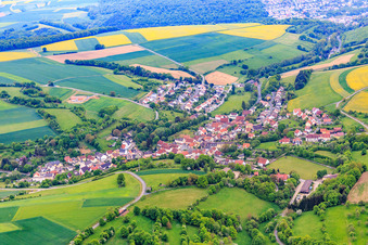 Vue aérienne de Vue du village depuis le nord avec la brasserie Ulrich Martin à le quartier Hausen in Schonungen dans le département Bavière, Allemagne