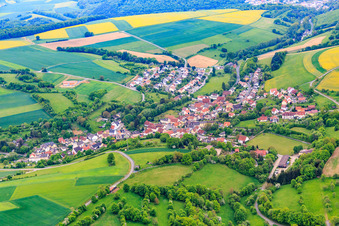 Photographie aérienne de Vue du village depuis le nord avec la brasserie Ulrich Martin à le quartier Hausen in Schonungen dans le département Bavière, Allemagne