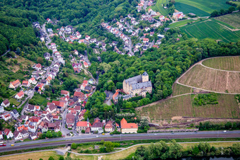 Vue aérienne de Complexe du château du Schloss Schloss Mainberg à le quartier Mainberg in Schonungen dans le département Bavière, Allemagne