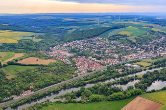 Vue aérienne de Vue de la ville au-delà du Main depuis l'ouest à Schonungen dans le département Bavière, Allemagne