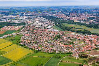 Vue aérienne de Vue depuis l'est à Sennfeld dans le département Bavière, Allemagne