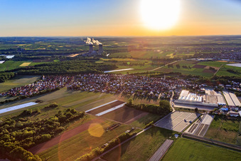 Vue aérienne de Vue depuis l'est - en arrière-plan la centrale nucléaire de Preussenelektra GmbH — Grafenrheinfeld à Röthlein dans le département Bavière, Allemagne