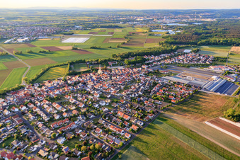 Vue aérienne de Rue principale à Röthlein dans le département Bavière, Allemagne