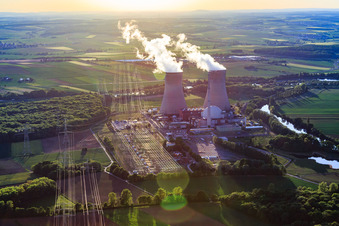 Vue aérienne de Preussenelektra GmbH — Centrale nucléaire Grafenrheinfeld dans la lumière du soir à Grafenrheinfeld dans le département Bavière, Allemagne
