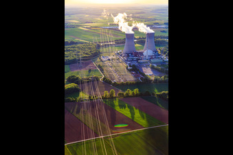 Vue aérienne de Preussenelektra GmbH — Centrale nucléaire Grafenrheinfeld dans la lumière du soir à Grafenrheinfeld dans le département Bavière, Allemagne