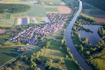 Vue aérienne de Les rives du Main à le quartier Hirschfeld in Röthlein dans le département Bavière, Allemagne