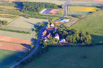 Vue aérienne de Complexe de bâtiments du pensionnat de filles Antonia-Werr-Zentrum dans le monastère de Saint-Louis à Wipfeld dans le département Bavière, Allemagne