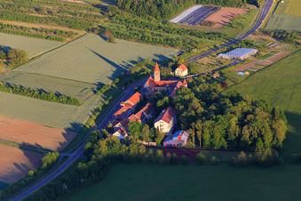 Vue aérienne de Complexe de bâtiments du pensionnat de filles Antonia-Werr-Zentrum dans le monastère de Saint-Louis à Wipfeld dans le département Bavière, Allemagne
