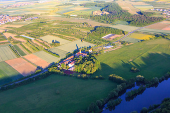 Vue oblique de Complexe de bâtiments du pensionnat de filles Antonia-Werr-Zentrum dans le monastère de Saint-Louis à Wipfeld dans le département Bavière, Allemagne